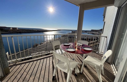 Valras-Plage Apartment | 2BR with terrace, parking, and sea view for 6 in Valras-Plage