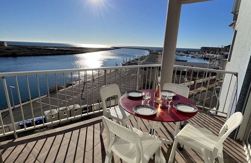 Valras-Plage Apartment | 2BR with terrace, parking, and sea view for 6 in Valras-Plage