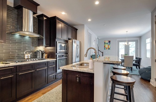 North Nashville House | 2mi to Broadway Luxury Spacious Home -Backyard-Outdoor Dining-Firepit & Grill