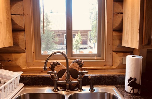Silver Gate Cabin | 2Mi to Yellowstone NP, NE Gate, Spectacular Views 2 BR with Loft . Sleeps 6
