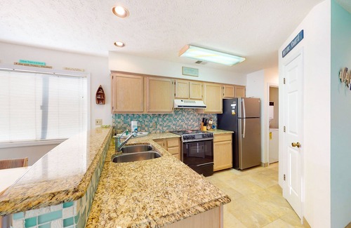 Little River Condo | 2nd-floor condo with pool, hot tub, tennis, & screened balcony - near beach