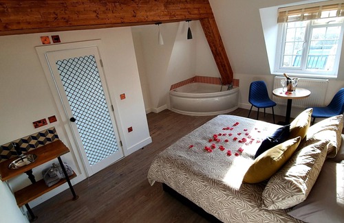 Islington Hotel | 2nd floor deluxe large jacuzzi ensuite - Angel, N1
