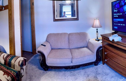 Green Bay House | 2nd Story of Duplex 10 min. from Lambeau Field