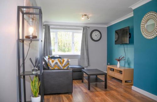 Willenhall House | 2ndHomeStays- Willenhall-A Serene 3 Bed House with a Garden View-Suitable for Contractors and Families-Sleeps 9 - 7 mins to J10 M6 and 21 mins to Birmingham