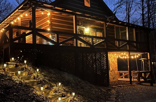Dial Cabin | 3/3 Sleeps 8, HotTub, Game Room, Fire Pit! Putting Green! Unbeatable Location!