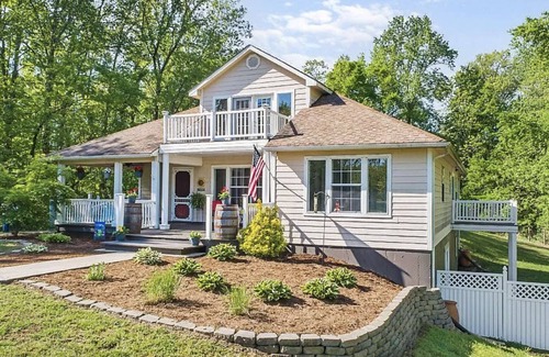 Cape Girardeau House | 3+ acre Home: Pool Table, Putt-Putt, 4 miles to Downtown and SEMO, Summer Pool