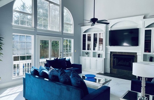Mid America House | 3 acres on Lake Hamilton with a pool- Sleeps 35 guest