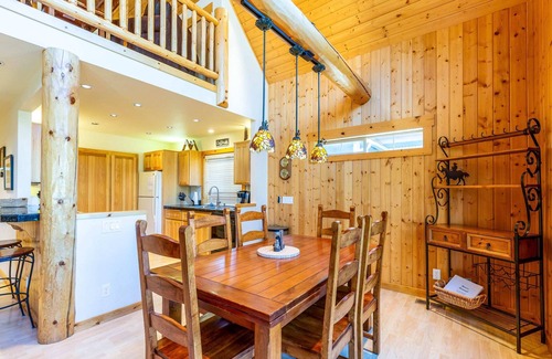 Redmond Ski Chalet | 3 Bd/2Ba, HOT TUB, Cabin Vibes, Eagle Crest Resort