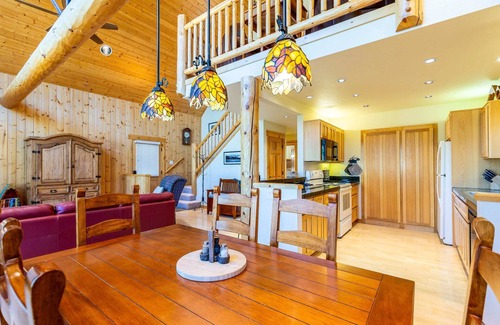 Redmond Ski Chalet | 3 Bd/2Ba, HOT TUB, Cabin Vibes, Eagle Crest Resort