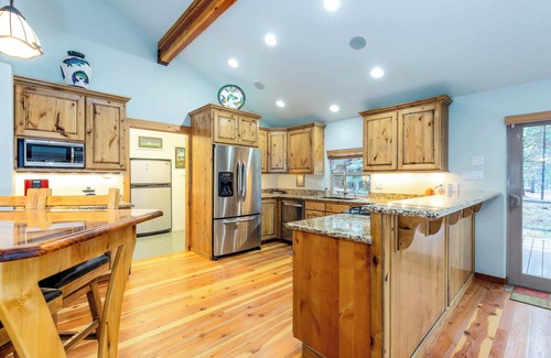 Three Rivers House | 3 Bd and 2.5 ba, Riverfront, in Sunriver, Oregon