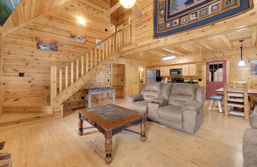 White Oak Lodge Cabin | 3 BDR Log Cabin in Cozy Resort w/Private Hot Tub