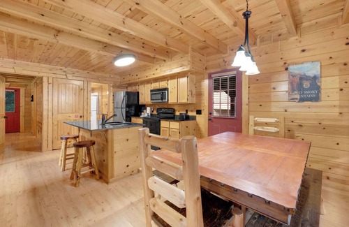 White Oak Lodge Cabin | 3 BDR Log Cabin in Cozy Resort w/Private Hot Tub