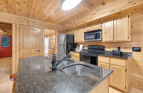 White Oak Lodge Cabin | 3 BDR Log Cabin in Cozy Resort w/Private Hot Tub