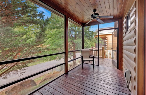 White Oak Lodge Cabin | 3 BDR Log Cabin in Cozy Resort w/Private Hot Tub