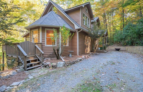Walnut Mountain Cabin | 3-bdrm cabin in Ellijay, gated community, outdoor firepit and pool access