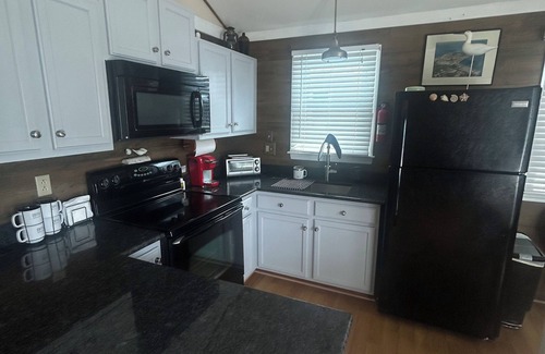 York Beach Cottage | 3-Bdrm Cottage Minutes Walk Between York’s Long & Short Sands Beach with Pool