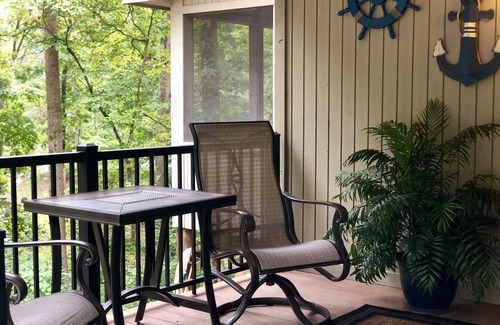 Jamestown House | 3 Bdrm Lake House Getaway - Three Minutes To Launch!