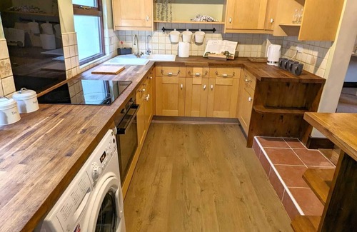 Braintree House | 3-bed 1-bath | Sleeps 7 | Parking | Wi-Fi