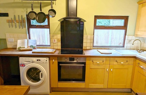 Braintree House | 3-bed 1-bath | Sleeps 7 | Parking | Wi-Fi