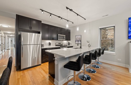 Heart of Chicago Apartment | 3 Bed 2.5 Bath Chicago Retreat w Balcony & Parking