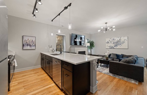 Heart of Chicago Apartment | 3 Bed 2.5 Bath Chicago Retreat w Balcony & Parking