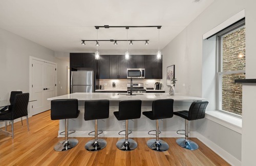 Heart of Chicago Apartment | 3 Bed 2.5 Bath Chicago Retreat w Balcony & Parking