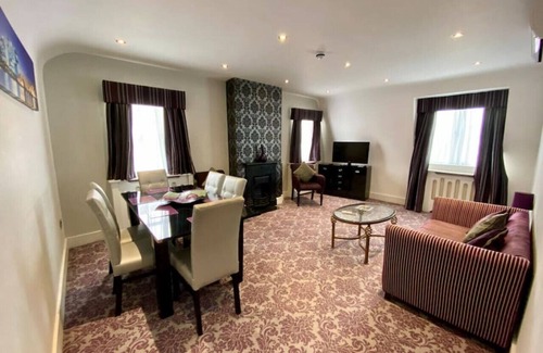 City of Westminster Apartment | 3 Bed/2.5 Bath Flat, Sky TV, Air Con