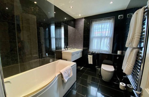 City of Westminster Apartment | 3 Bed/2.5 Bath Flat, Sky TV, Air Con