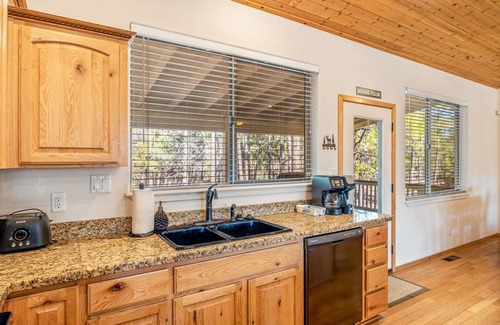 Lakeside Cabin | 3 bed 2 bath cabin in Pinetop-Lakeside: WiFi, Fenced yard, AC, Wood Pellet Stove