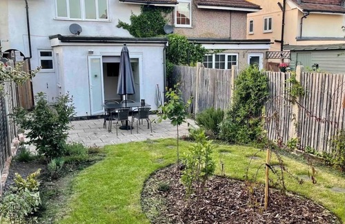 West Byfleet House | 3 Bed, 2 Bath House with parking & Garden, Brooklands Weybridge SW London