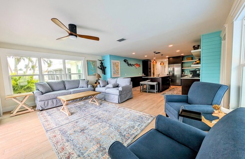 Saint James City House | 3 Bed 2 Bath on Deep Canal 5 minutes to channel CLEAN & NICE. New boat hoist