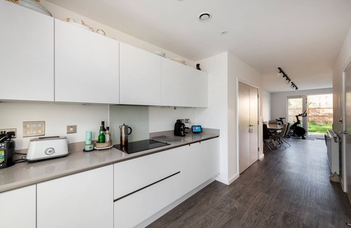 Southgate House | 3 bed, 3 bath townhouse in tranquil North London