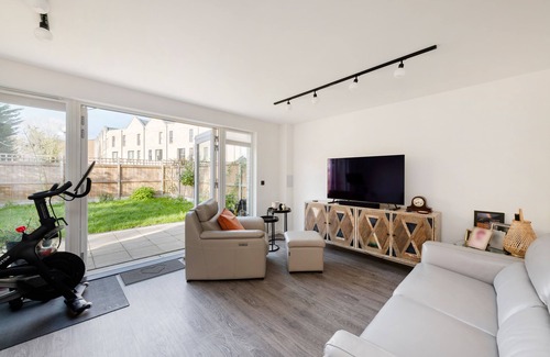 Southgate House | 3 bed, 3 bath townhouse in tranquil North London