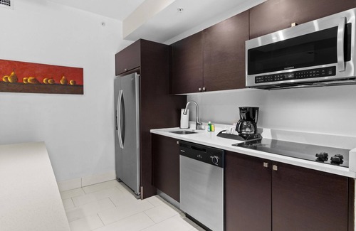 Ludlam Condo | 3 Bed/4 Bath TONS of Space, Pool, Dining, Bar, Spa