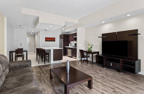 Ludlam Condo | 3 Bed/4 Bath TONS of Space, Pool, Dining, Bar, Spa