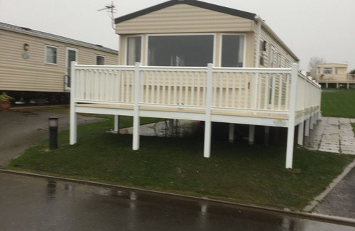Crimdon House | 3 Bed Caravan-Sleeps 6-Pool-Garden-Parking-Hot Tub