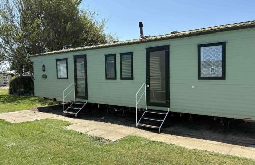 Winestead House | 3 Bed Caravan - Sleeps 8 - Pets - Garden - Parking