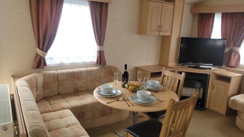 Winestead House | 3 Bed Caravan - Sleeps 8 - Pets - Garden - Parking