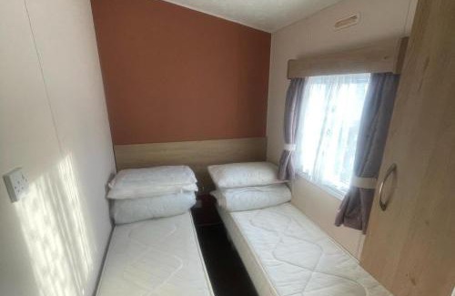 Rhyl Ski Chalet | 3 Bed Caravan - Sleeps 8 - Pets - Parking - Wifi
