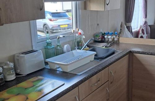 Rhyl Ski Chalet | 3 Bed Caravan - Sleeps 8 - Pets - Parking - Wifi