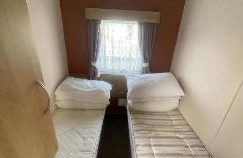 Rhyl Ski Chalet | 3 Bed Caravan - Sleeps 8 - Pets - Parking - Wifi