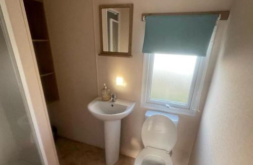 Rhyl Ski Chalet | 3 Bed Caravan - Sleeps 8 - Pets - Parking - Wifi