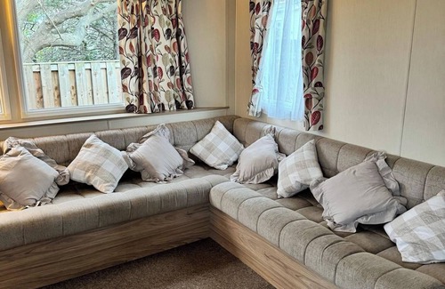 Towyn Cabin | 3 Bed Caravan - Sleeps 6 - Pets - 5 min to Beach