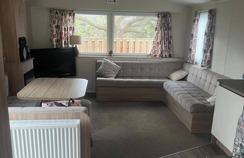 Towyn Cabin | 3 Bed Caravan - Sleeps 6 - Pets - 5 min to Beach