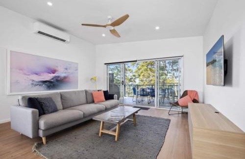 Long Beach House | 3-Bed Coastal Getaway with Direct Beach Access