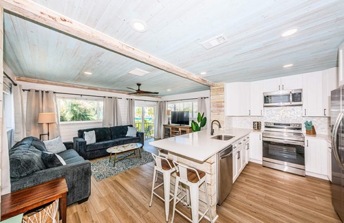 Redington Shores House | 3 Bed - Cozy & Coastal Beach House Steps Away from Beach