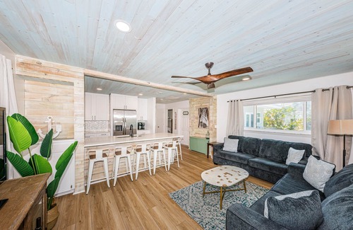 Redington Shores House | 3 Bed - Cozy & Coastal Beach House Steps Away from Beach
