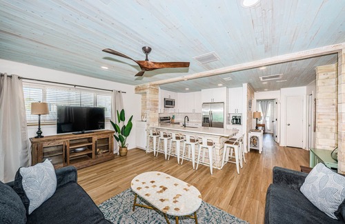Redington Shores House | 3 Bed - Cozy & Coastal Beach House Steps Away from Beach