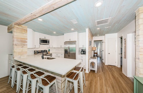Redington Shores House | 3 Bed - Cozy & Coastal Beach House Steps Away from Beach