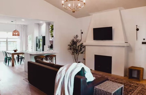 Greer House | 3 Bed. Downtown Designer Den w/WiFi & AC in Amazing Greer NEAR AIRPORT